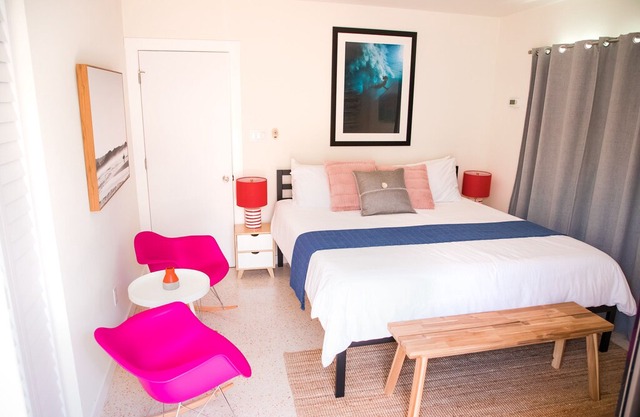 "Mini studio" steps away from Lido beach.
