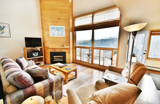 Near Hiking Trails, Rec Path. Easy Drive to Dining, Shops, Rec Center Pool