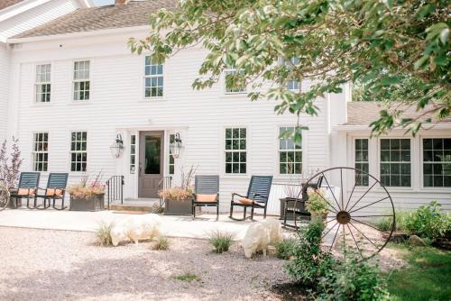 Shelter Harbor Inn 