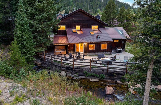 Slopeside River Front Chalet I HotTub I Firepit I Views I Game Room I Bunks I Discounted Attractions