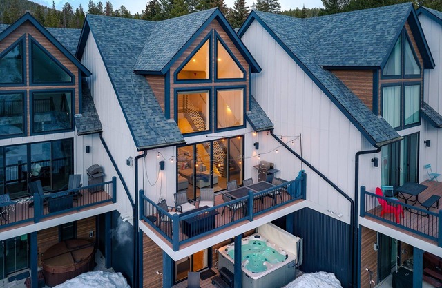 Slopeside Villa 135 I Private Hot Tub I Ski Views I Bunk Room I Fire Table I Discounted Attractions