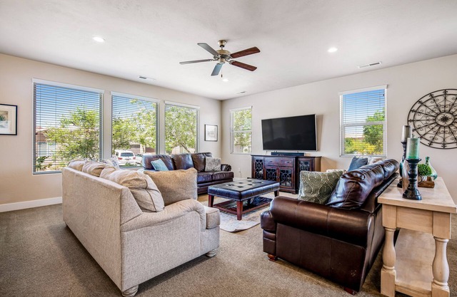 Stunning Home with Private Hot Tub & Shared Pool, Fitness