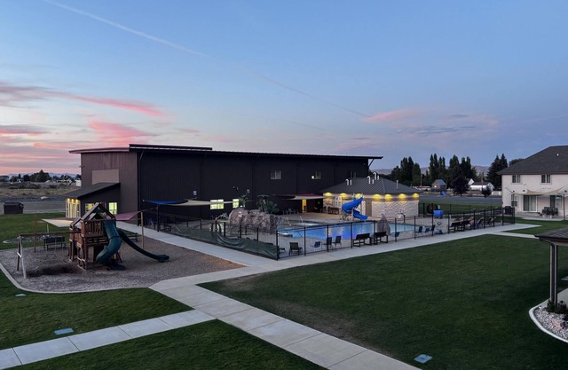 Stunning Townhome 23 at Waterdance-Indoor/Outdoor Pool & Rec Center, Sleeps 16!