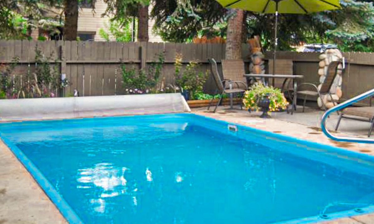 West End Cabin | Main Street gem - pool & hot tub - walk to lifts, dog-friendly, balcony