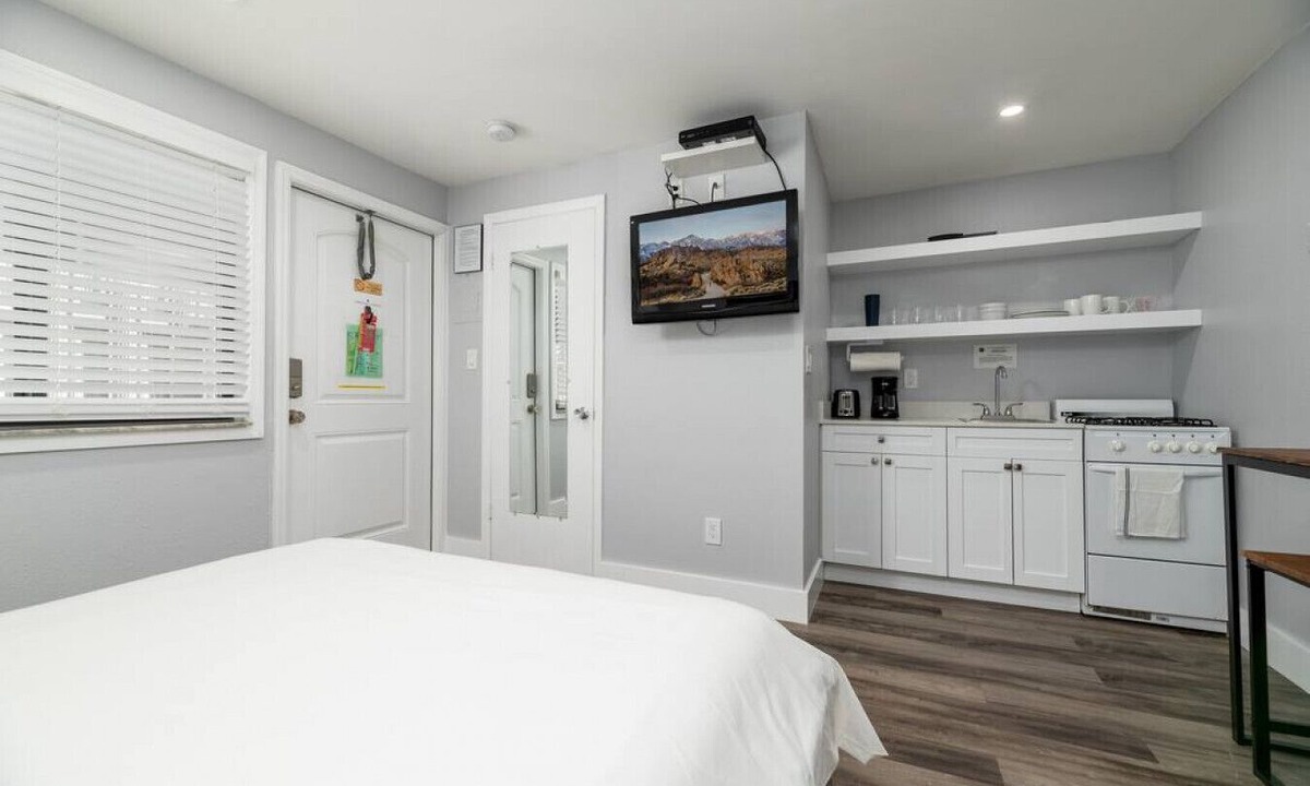 Hollywood Apartment | Shell on the Beach #106