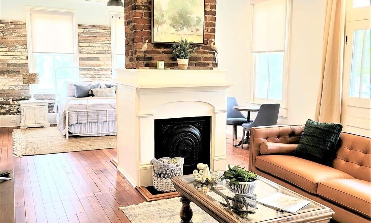 Old East Hill Apartment | The Kelley House | Suite 3 w/Balcony