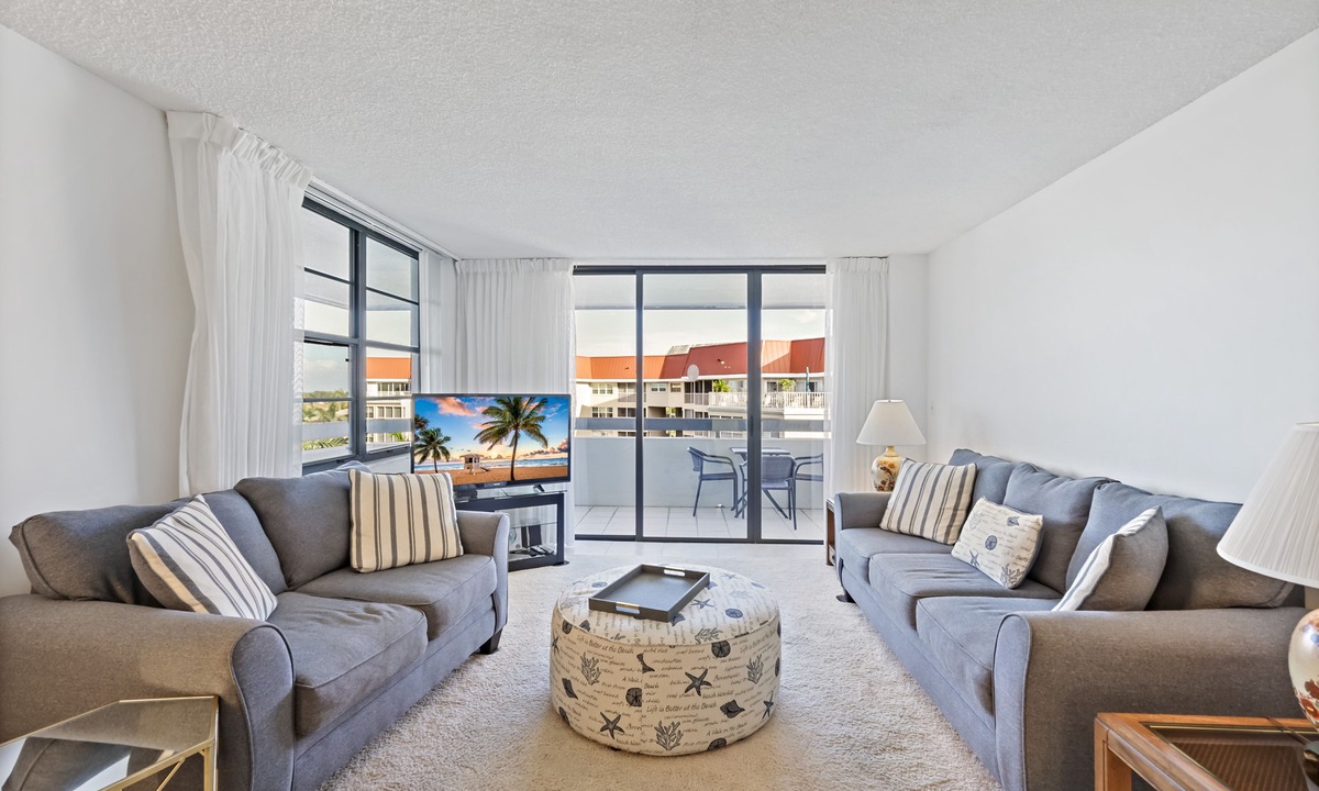 Marco Island Condo | Condo Overlooking Clam Bay | Pool & Beach Access