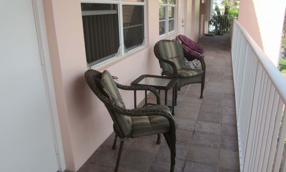 Pompano Beach Condo | FABULOUS 1BR/1BTH CONDO - 1/2 BLOCK TO BEACH