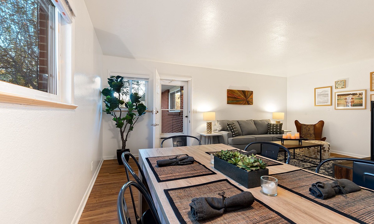 University Acres Condo | Couple’s Getaway | Dog Friendly, Bike to Old Town!