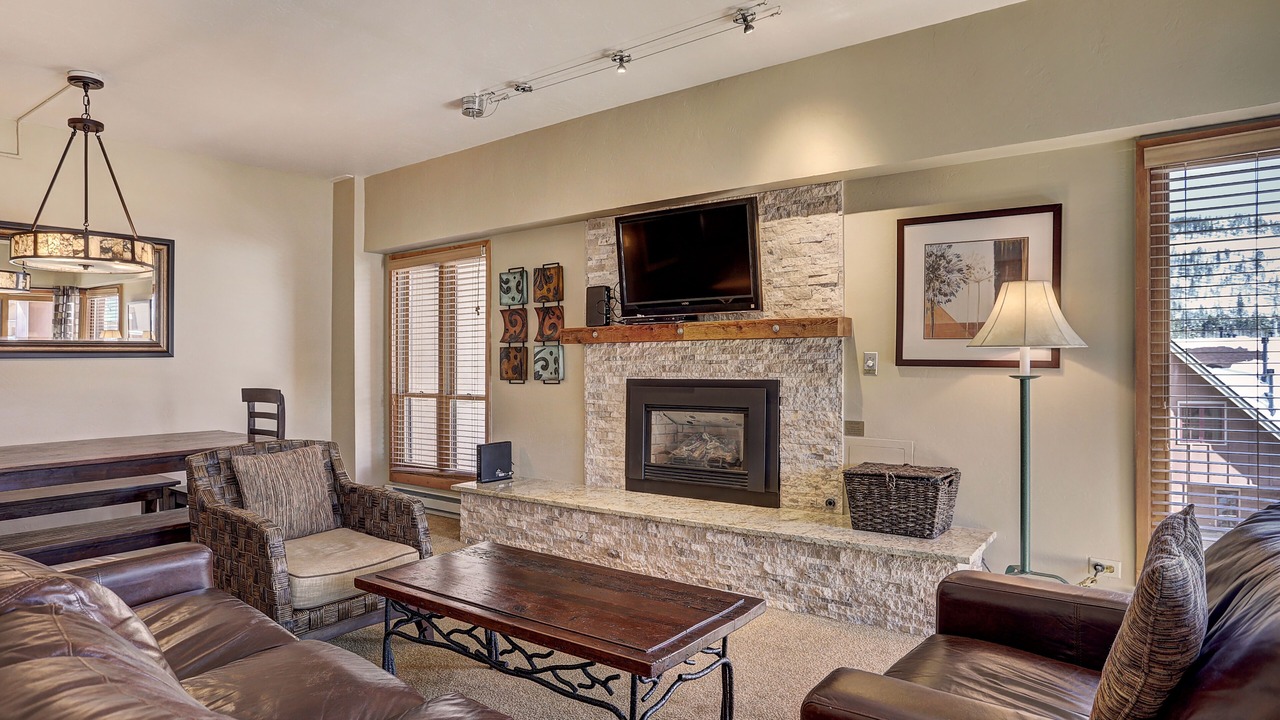 Photo of Livingroom in Peak 9