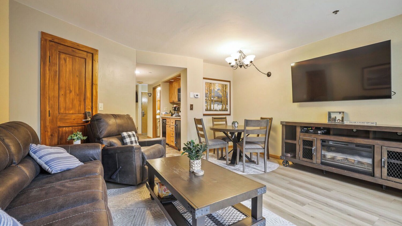Photo of Livingroom in Peak 9
