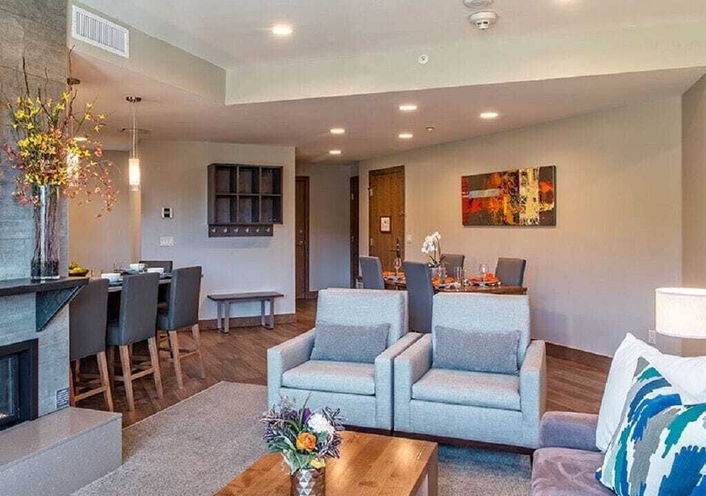 Photo of Livingroom in Peak 8