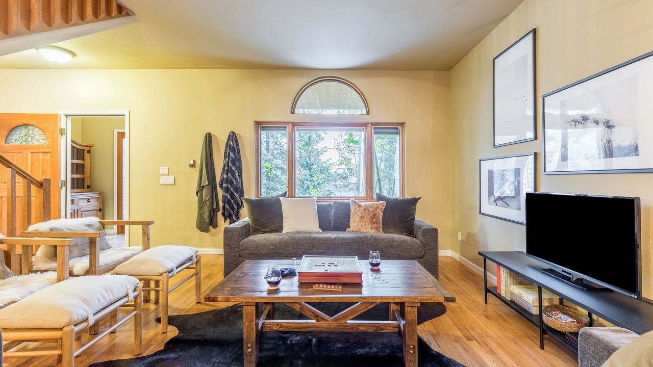 Photo of Livingroom in Peak 8