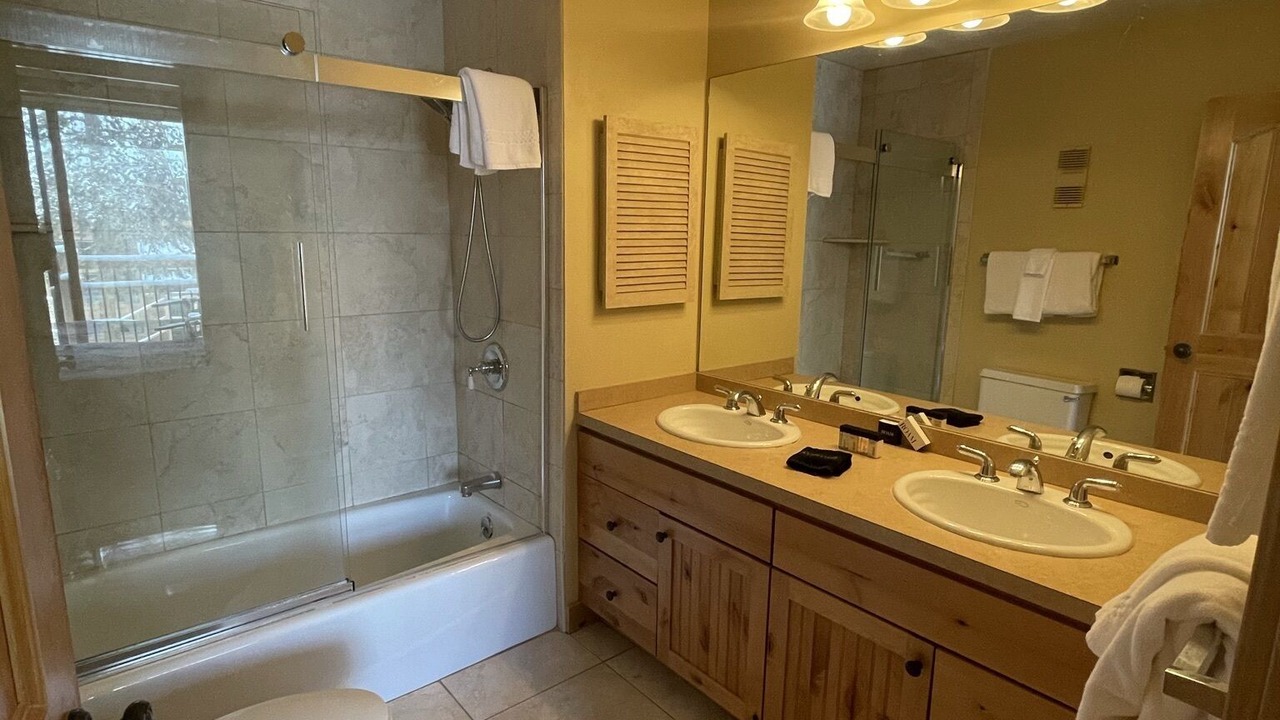 Photo of Bathroom in Peak 9