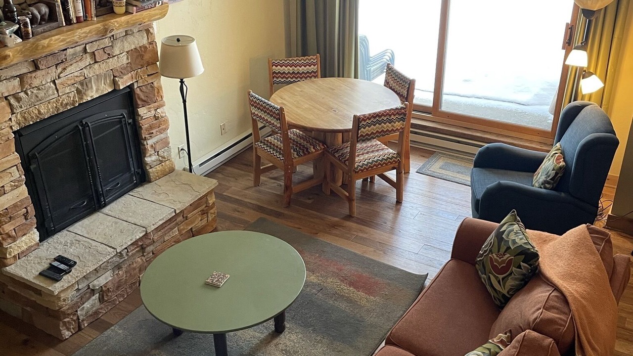Photo of Livingroom in Peak 9