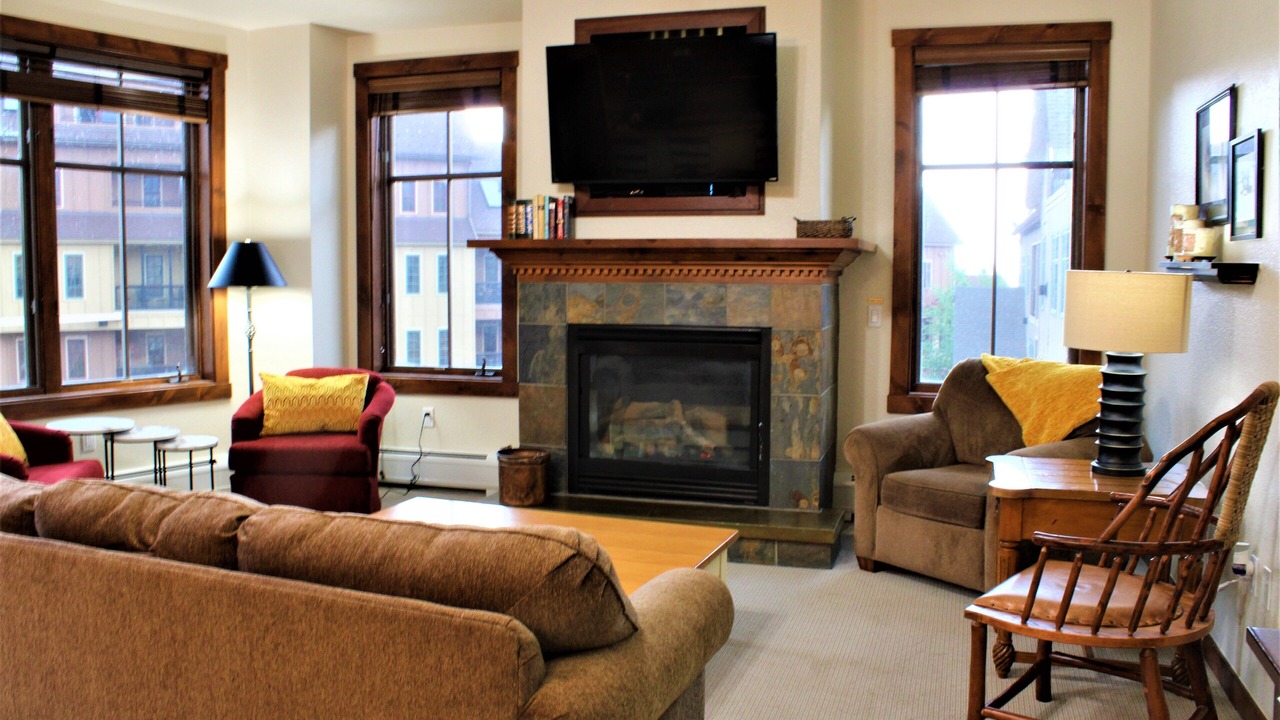 Photo of Livingroom in Peak 9