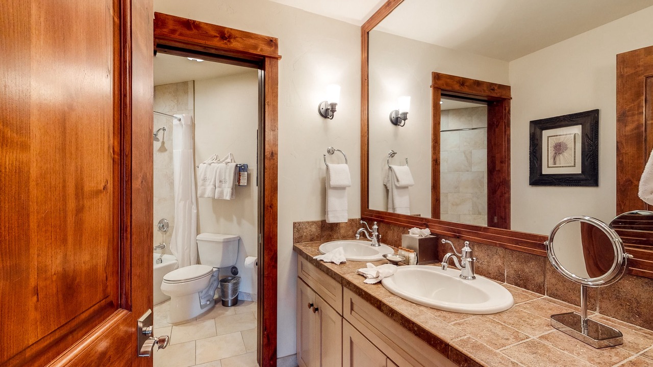 Photo of Bathroom in Four O'Clock