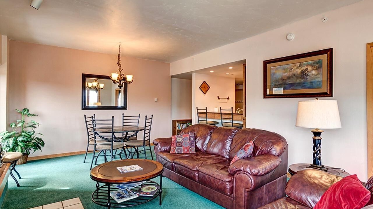Photo of Livingroom in Peak 9