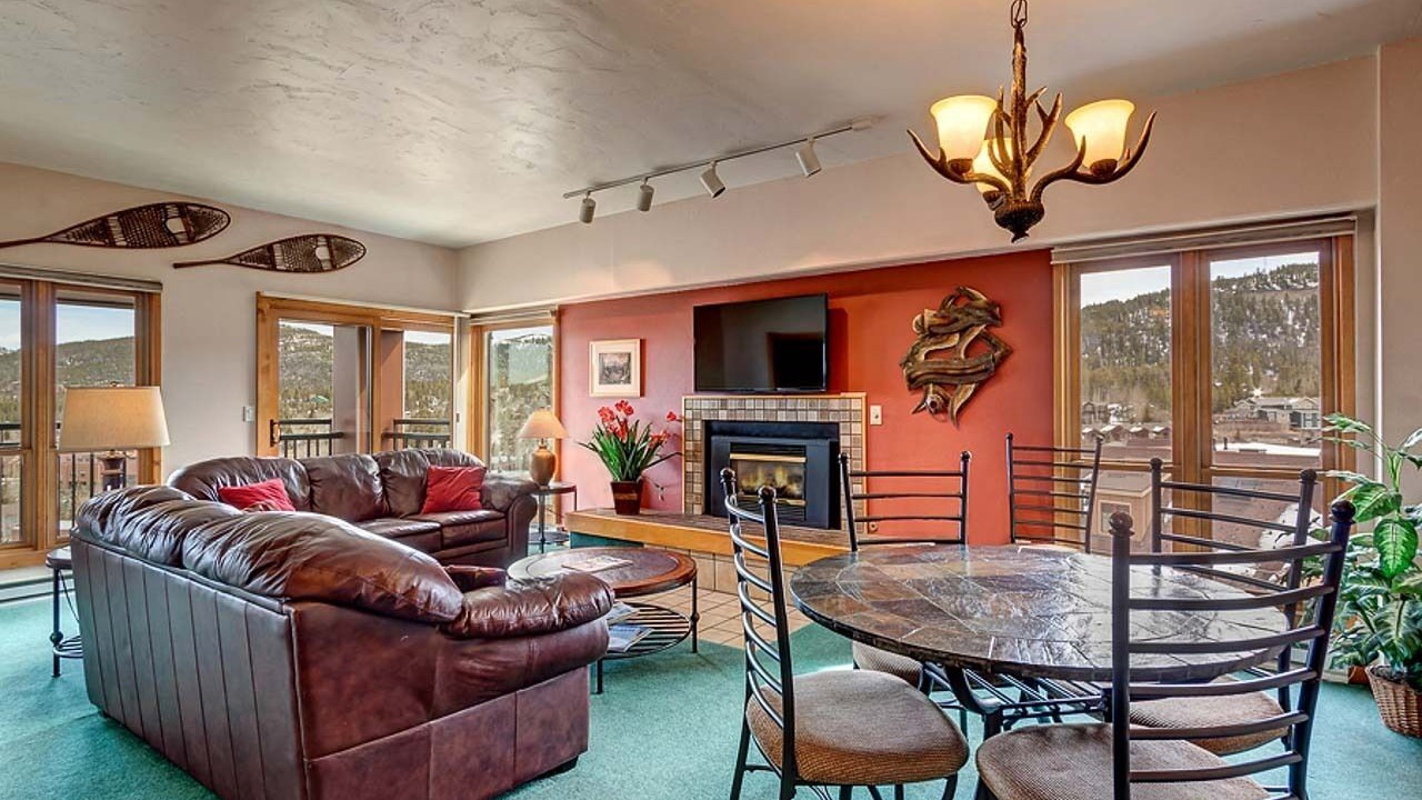 Photo of Livingroom in Peak 9