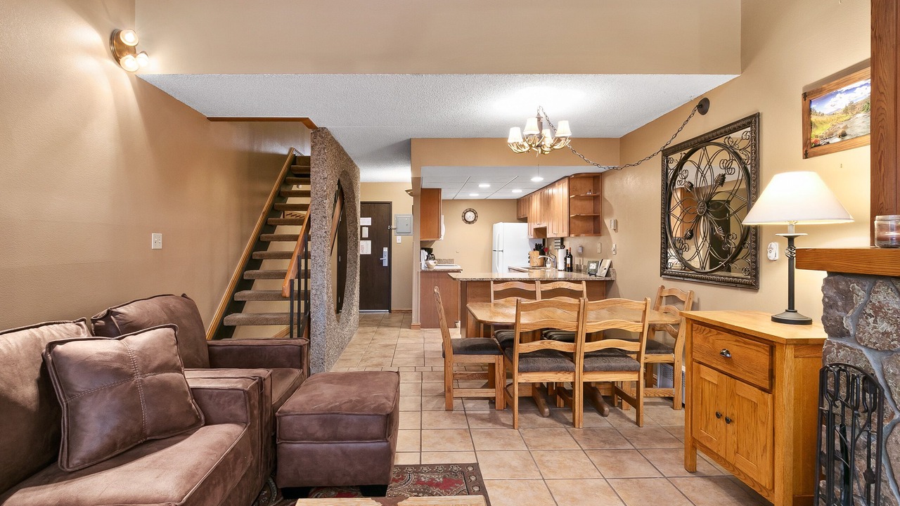 Photo of Livingroom in Peak 9