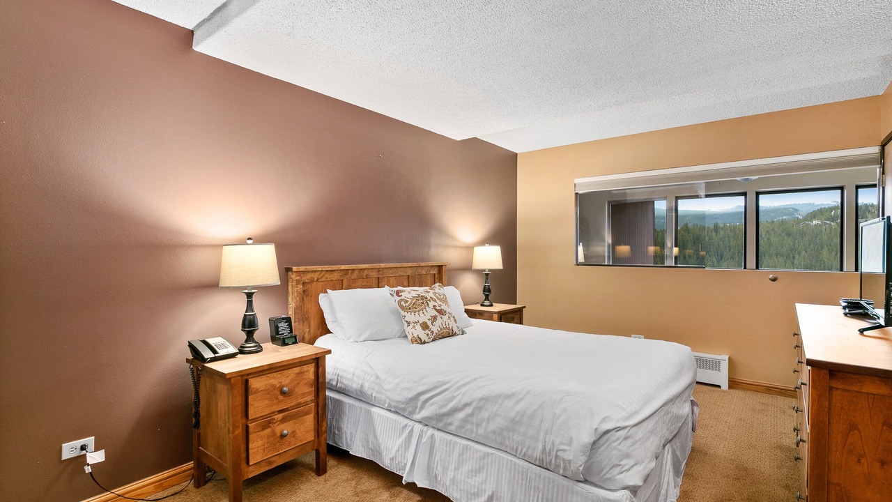 Photo of Bedroom in Peak 9