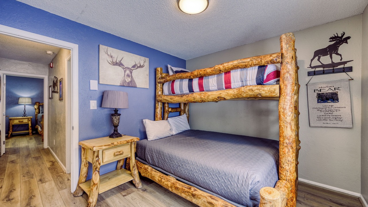 Photo of Bedroom in Peak 8