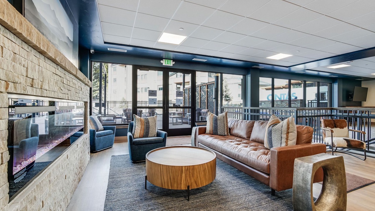 Photo of Livingroom in Peak 9
