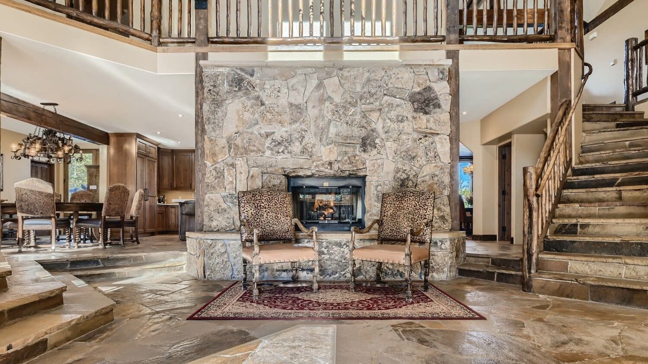 Photo of Livingroom in Peak 8