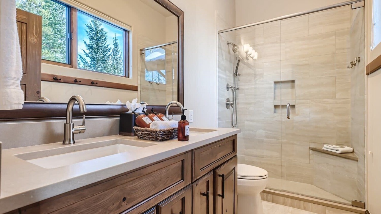 Photo of Bedroom in Peak 8