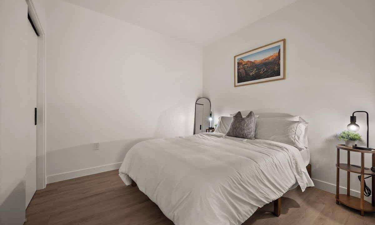 Photo of Bedroom in People's Freeway