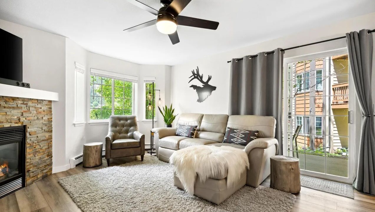 Photo of Livingroom in Edwards