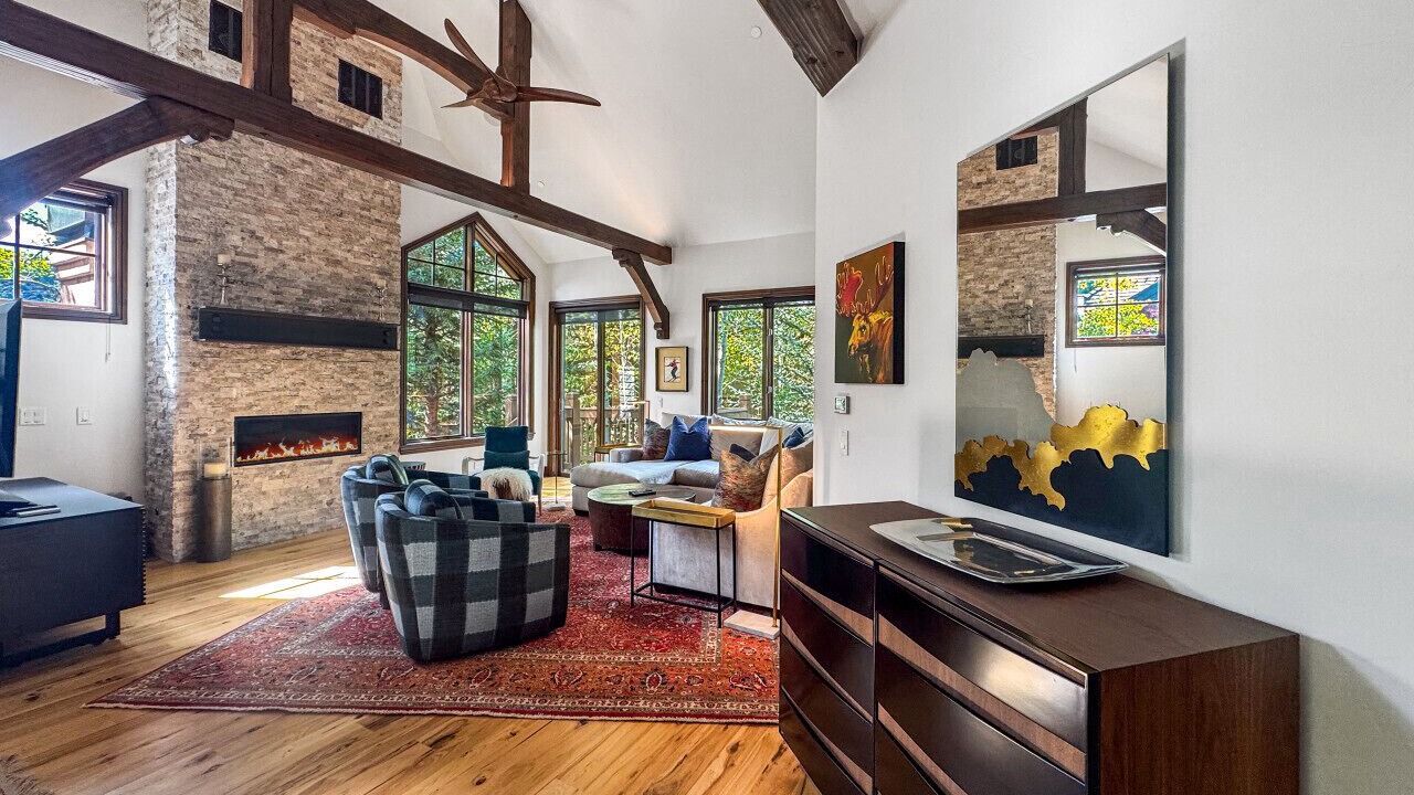 Photo of Livingroom in Edwards