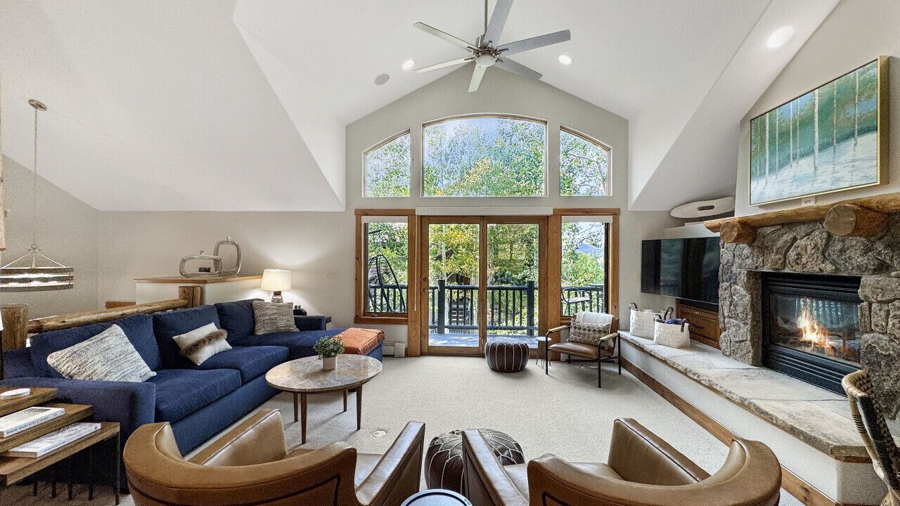 Photo of Livingroom in Edwards