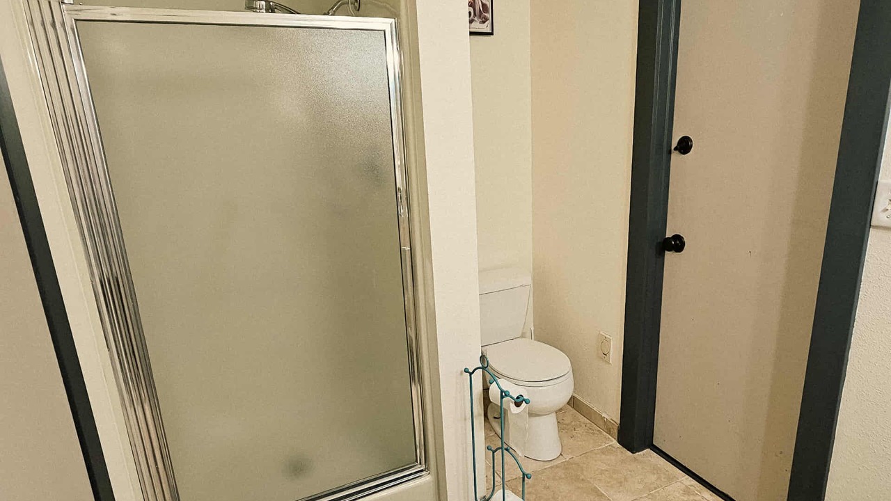 Photo of Bathroom in Richmond Hill Corridor