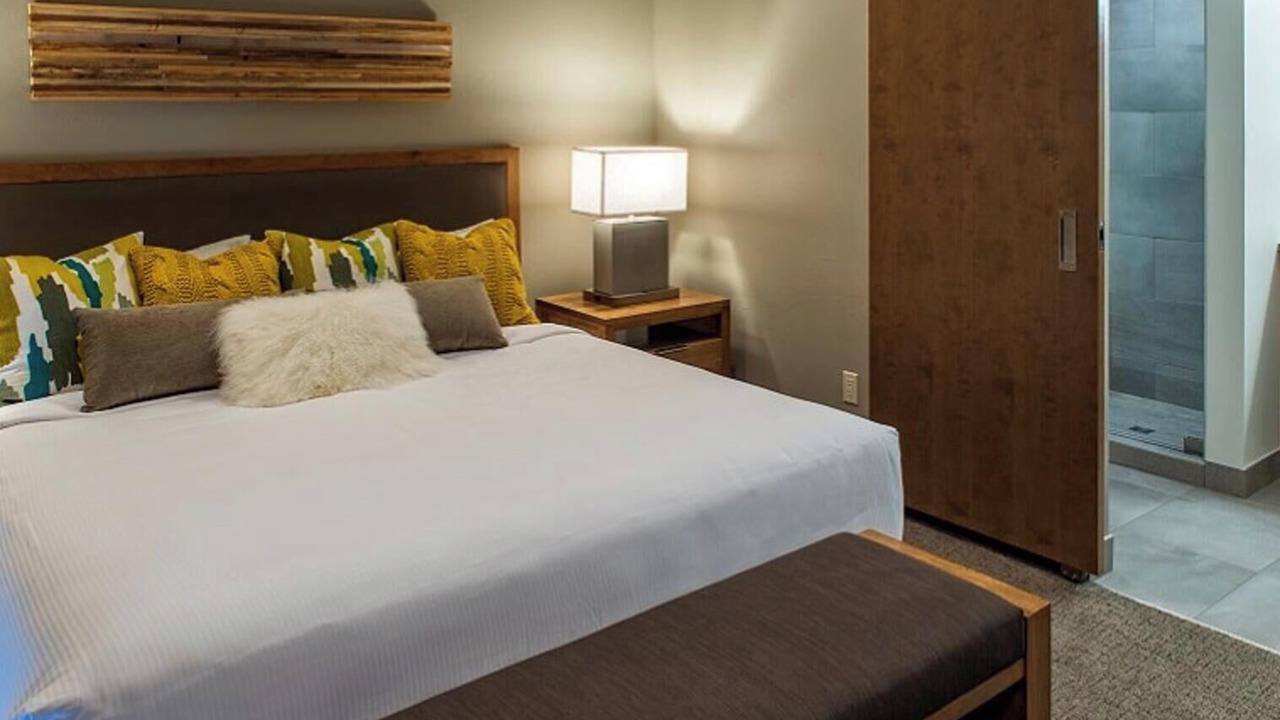 Photo of Bedroom in Peak 8