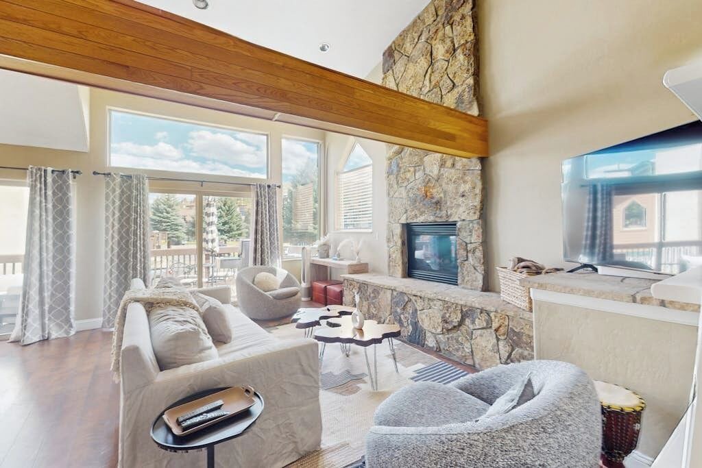 Photo of Livingroom in Edwards
