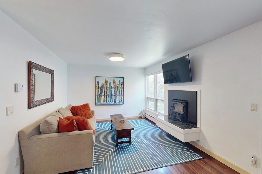 Photo of Livingroom in Edwards
