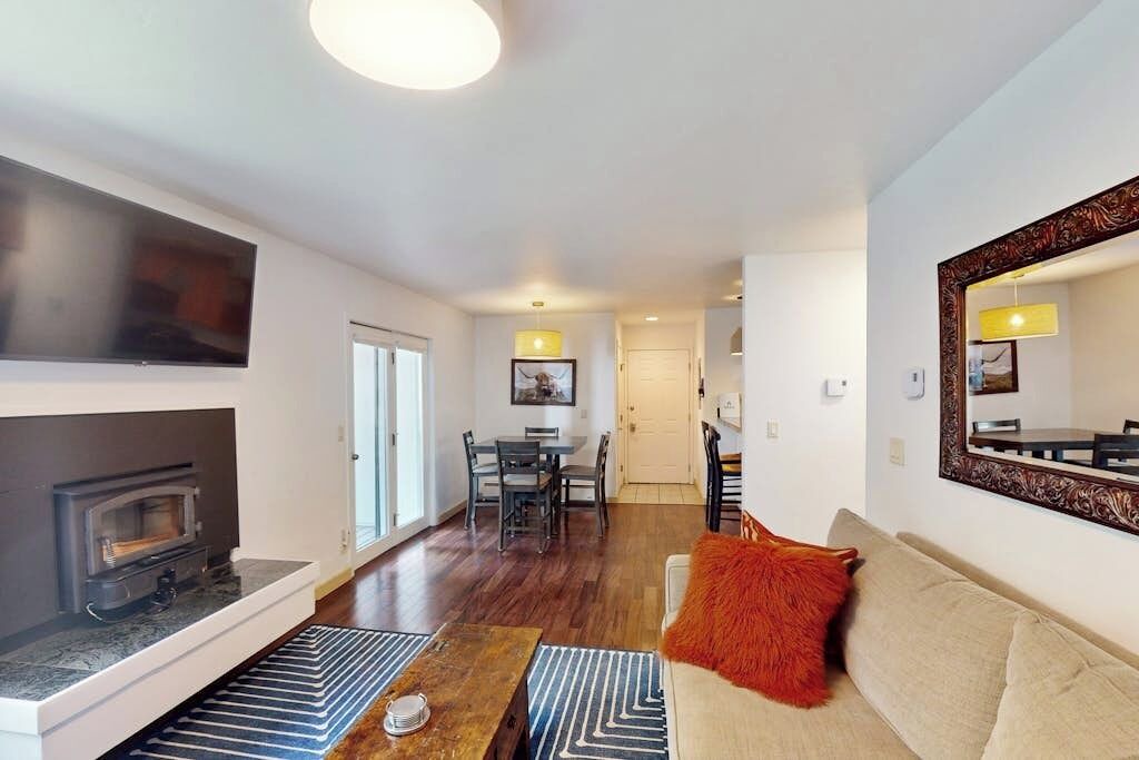 Photo of Livingroom in Edwards
