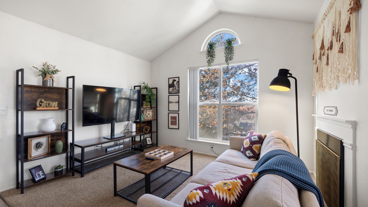 Photo of Livingroom in Midvale