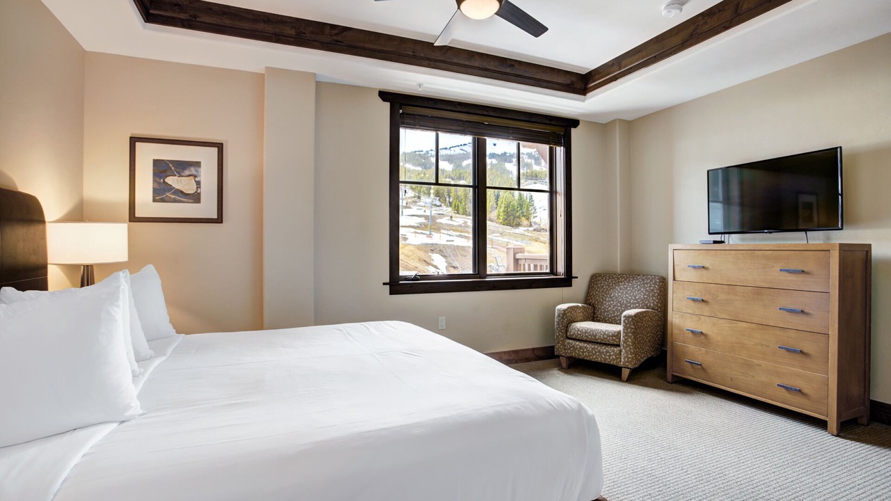 Photo of Bedroom in Peak 8