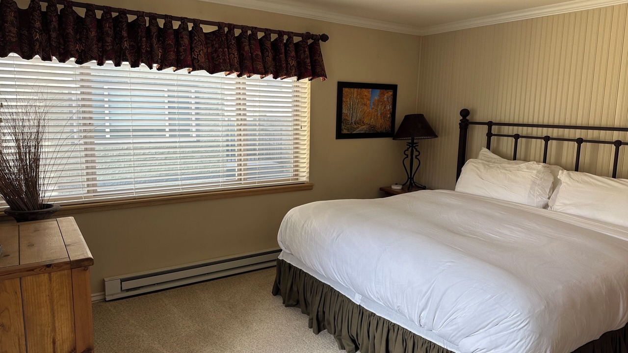 Photo of Bedroom in Peak 9