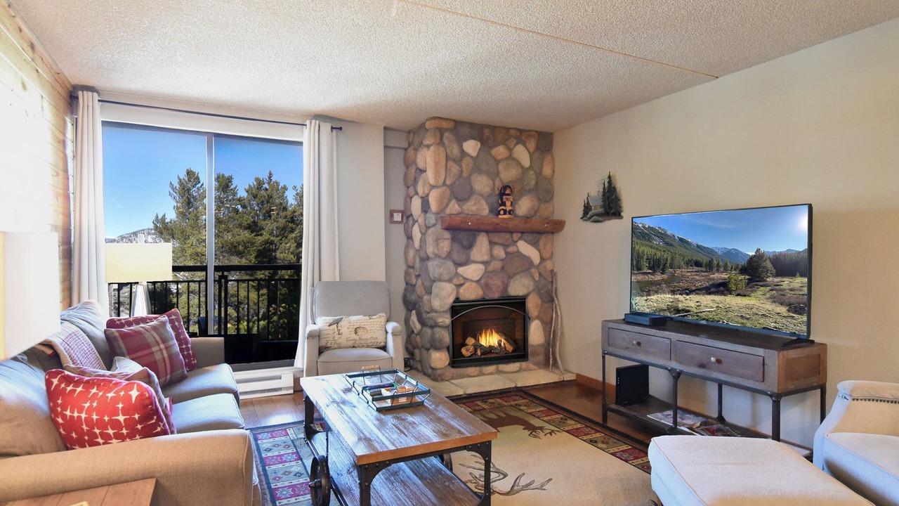 Photo of Livingroom in Peak 9
