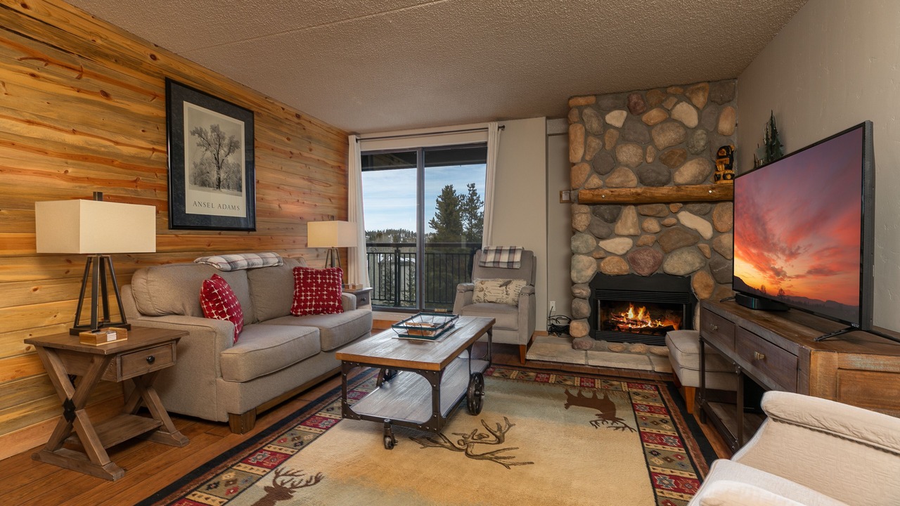 Photo of Livingroom in Peak 9