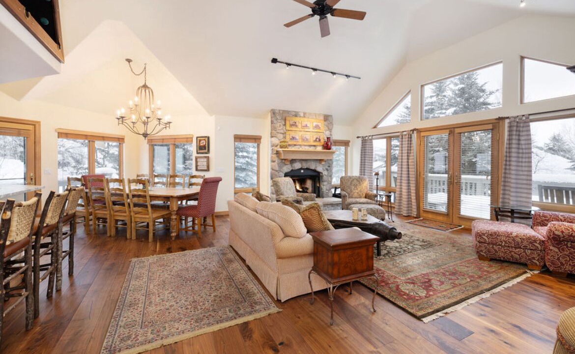 Photo of Livingroom in Edwards