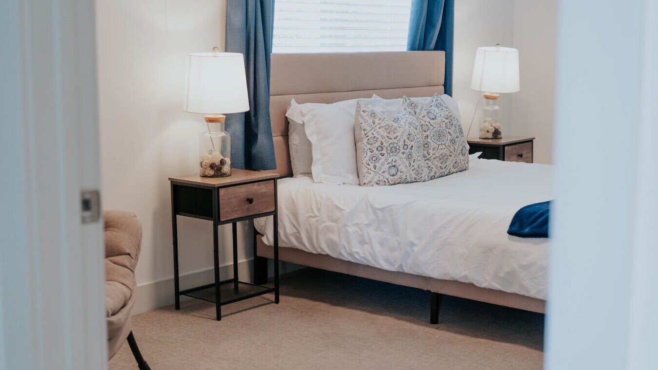 Photo of Bedroom in People's Freeway