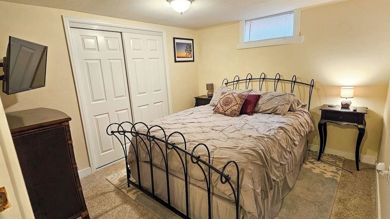 Photo of Bedroom in Hale