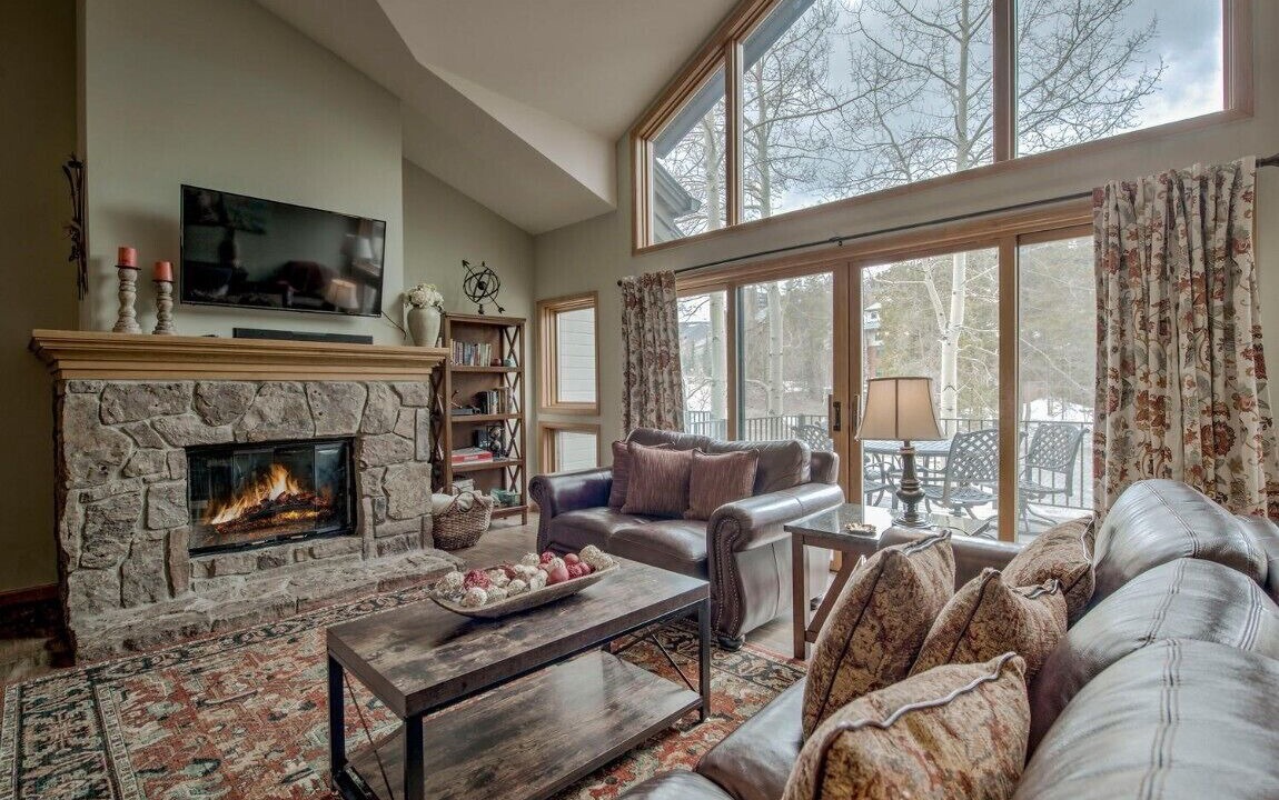 Photo of Livingroom in Peak 9