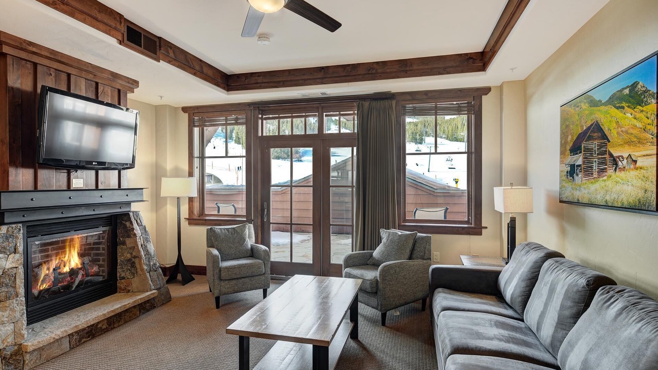 Photo of Livingroom in Peak 8