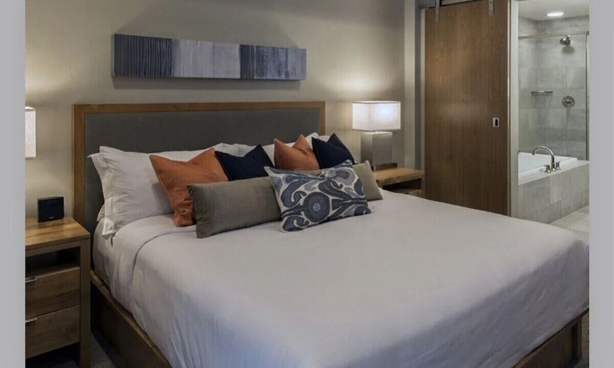 Photo of Bedroom in Peak 8