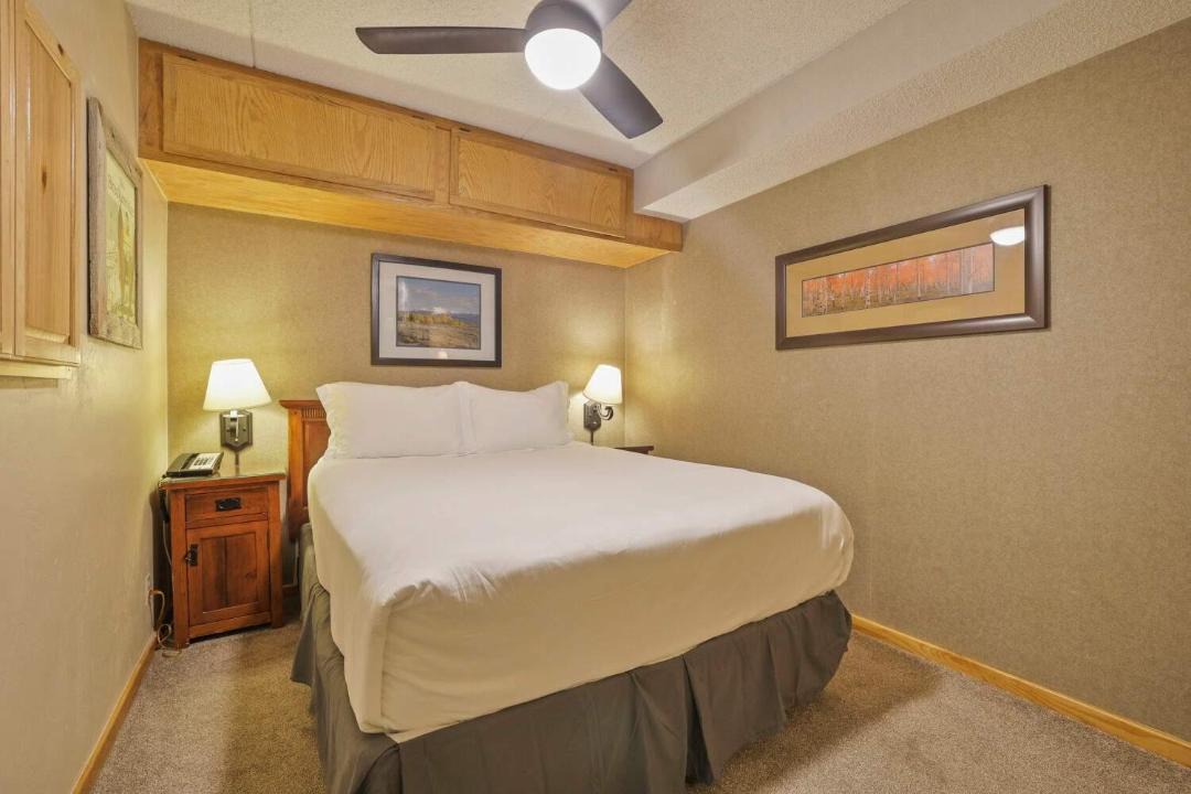 Photo of Bedroom in Peak 9